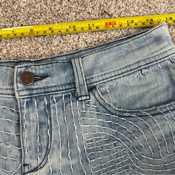 Anthropologie Pilcro Embroidered Denim Shorts 25 cuffed hem midrise 2.5 inseam - Picture 9 of 11